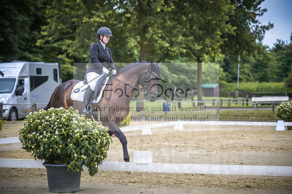 DOS_4055 | Entdecke hochwertige Reitturnierfotos von Foto Oger. Professionell, emotional und authentisch – jetzt Lieblingsmomente im Shop bestellen.Deutschlandweite Turnierfotografie. - Realisiert mit Pictrs.com