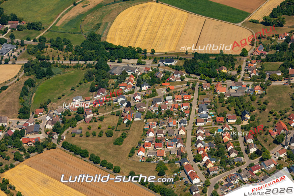 Aktuelles Luftbild von  Satteldorf - Die Luftaufnahme wurde 2022 mittels UL-Flugzeug erstellt ( keine Drohne ) - hochauflösende Kamera-Systeme von  Canon -Beste Qualität - Für grossformatige Ausdrucke geeignet. Die Geschenkidee !