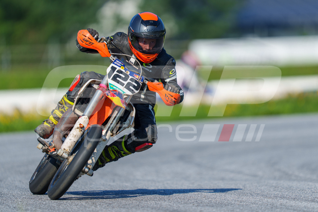 SuperMoto_Staatsmeisterschaft_Greinbach_003 | GRIPcapture steht für authentische Sportfotografie in Österreich – für Momente, die mehr sind als Geschwindigkeit oder Ergebnis. Es geht um Emotion, Spannung, Fokus und den Augenblick, der oft nur einen Wimpernschlag dauert.Ob Motorsport, Teamsport oder 