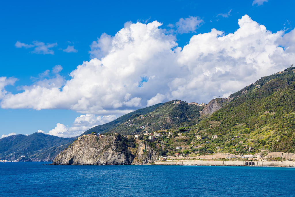 Blick auf Corniglia an der Mittelmeerküste in Italien | Blick auf Corniglia an der Mittelmeerküste in Italien.