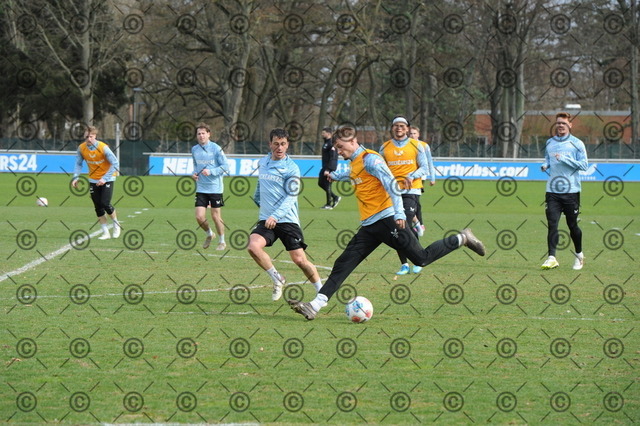 RGE_9035 | Hertha BSC, 2.Bundesliga, Herren, Training, Saison 2025/26, im Bild  von li. Diego Demme ( Hertha BSC ), Michael Cuisance ( Hertha BSC ), Mittwoch 25.03. 2026,   Fotograf:   Ralf Gebhardt - Realisiert mit Pictrs.com