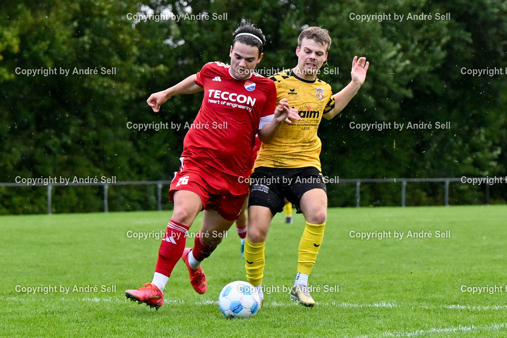 SpVg Eidertal Molfsee vs SV Frisia 03 Risum-Lindholm | Marco Wiegand (Molfsee #26) vs Renz Rapräeger (Frisia #27) / Fußball-Landesliga Schleswig Männer 2026/2027 / SpVg Eidertal Molfsee vs SV Frisia 03 Risum-Lindholm / Platz A / Molfsee / 05.09.26 - Realisiert mit Pictrs.com
