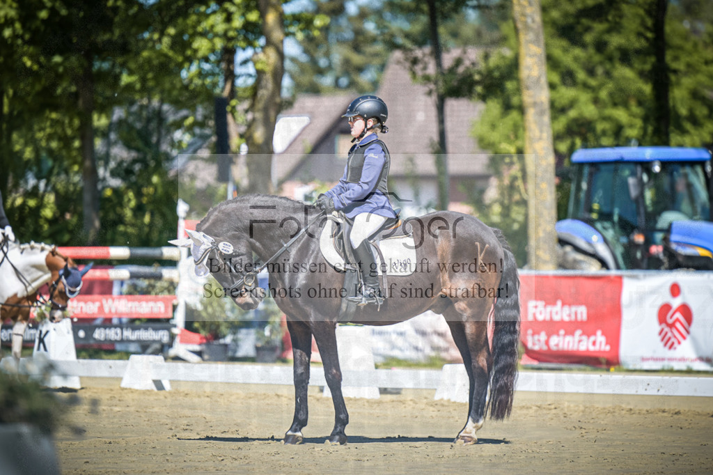 DOS_8043 | Entdecke hochwertige Reitturnierfotos von Foto Oger. Professionell, emotional und authentisch – jetzt Lieblingsmomente im Shop bestellen.Deutschlandweite Turnierfotografie. - Realisiert mit Pictrs.com