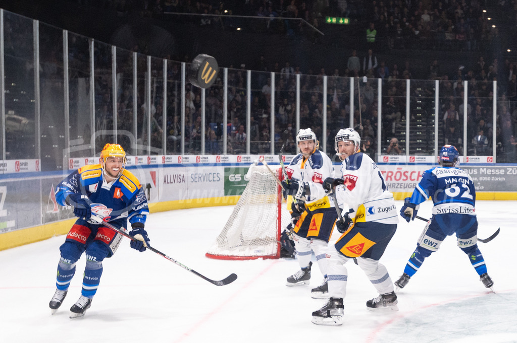 Swiss National League Final Game 2: ZSC Lions - EV Zug | 20.04.2022, Zürich, Hallenstadion, Swiss National League Final Game 2: ZSC Lions - EV Zug, Topscorer Sven Andrighetto (ZSC) spielt den Puck in Richtung Bande. - Realisiert mit Pictrs.com