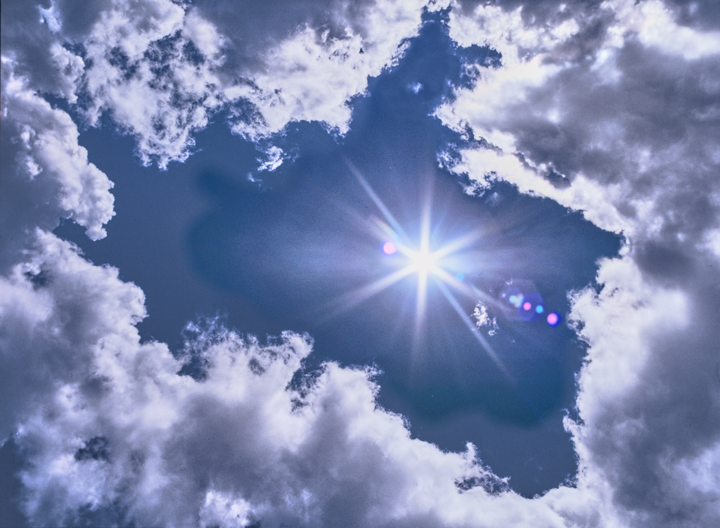 Wolkenkreis aJuli 11 2023 | Mittagssonne im tiefblauen Himmel bricht durch die Wolken