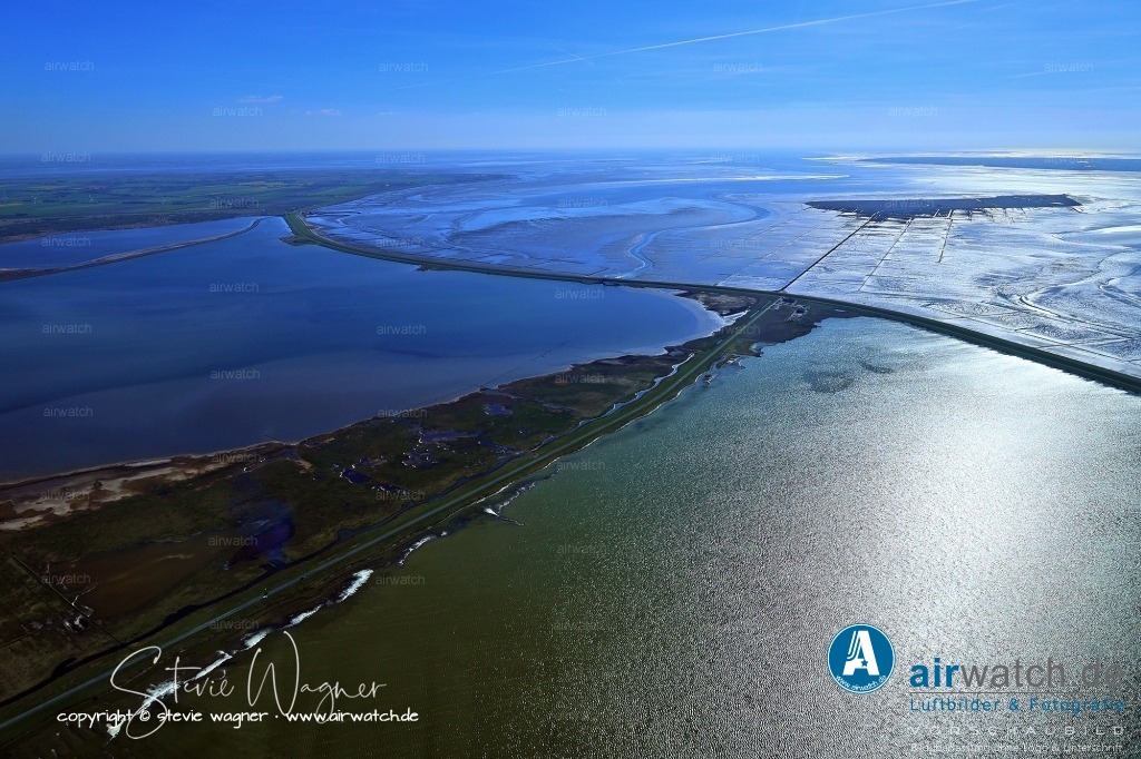 Luftbilder Nordstrand, Lüttmoorsiel im nordfriesischen Wattenmeer | Lüttmoorsiel ist ein Ort im nordfriesischen Wattenmeer, der als Ausgangspunkt für Wattwanderungen zur Hallig Nordstrandischmoor dient und Teil des Beltringharder Kooges ist. Die Badestelle Lüttmoorsiel liegt am kilometerlangen Seedeich und verfügt über eine ca. 1 Hektar große eingezäunte Liegewiese sowie einen Spielplatz für Kinder.