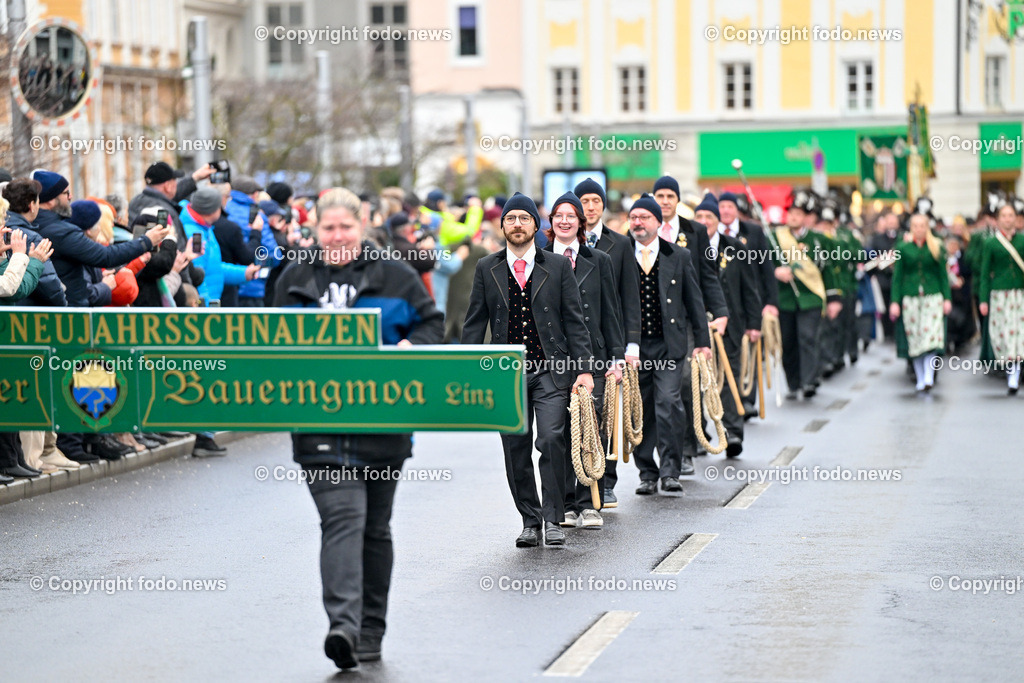 Neujahrschnalzen_ Aperschnalzen 2024_ 01.01.2024-4 | 01.01.2024, Promenade Linz, AUT, Landhaus im Bild Neujahrschnalzen 2024, Turmblaeser, Prangerschuetzen, Tradition, Brauchtum, Blasmusik, Peitschen, Trachtenverein Altstaedter Bauerngmoa, Promenade, Landhaus, Turm, Linz
