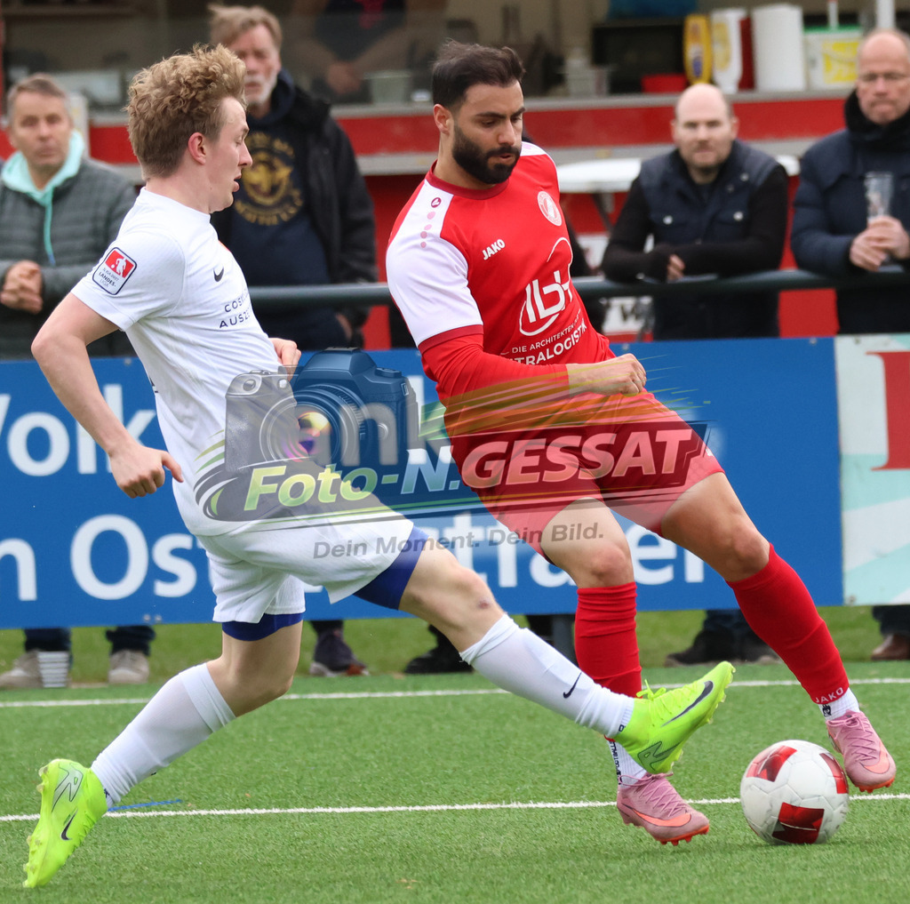 FC RW Kirchlengern - Post TSV Detmold | Auf dem Bild zu sehen: Rot FC RW Kirchlengern: Omar Khaled ; Weiß Post TSV Detmold: Merlin DalbkeFC RW Kirchlengern, Post TSV Detmold, Saison 25/26, Landesliga, Deutschland - Realisiert mit Pictrs.com