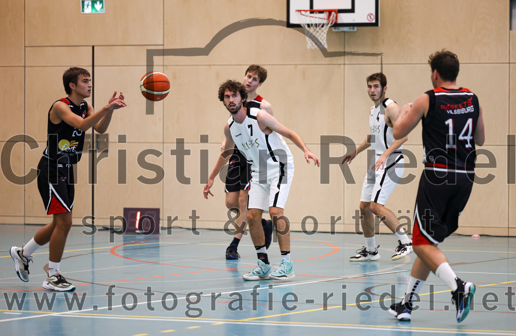 2022-10-16_077_TSV_Vaterstetten_gegen_Baskets_Vilsbiburg_2 | Vaterstetten, Deutschland, 16.10.2022:
Basketball, Bayernliga Herren Südost 2022 / 2023, 1. Spieltag, TSV Vaterstetten gegen Baskets Vilsbiburg 2, Endergebnis: 83:64

+b232+, Luca Maurice Kohll (TSV Vaterstetten, #7)

Foto: Christian Riedel / fotografie-riedel.net