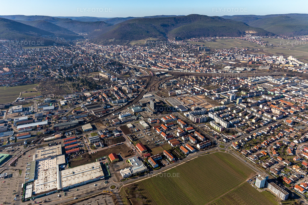 Luftbild: Speyerdorfer Straße in Neustadt an der Weinstraße im Bundesland Rheinland-Pfalz in Deutschland. Foto: IMG_125346.jpg vom 21.02.2021 durch Werner Riehm/FLY-FOTO.de