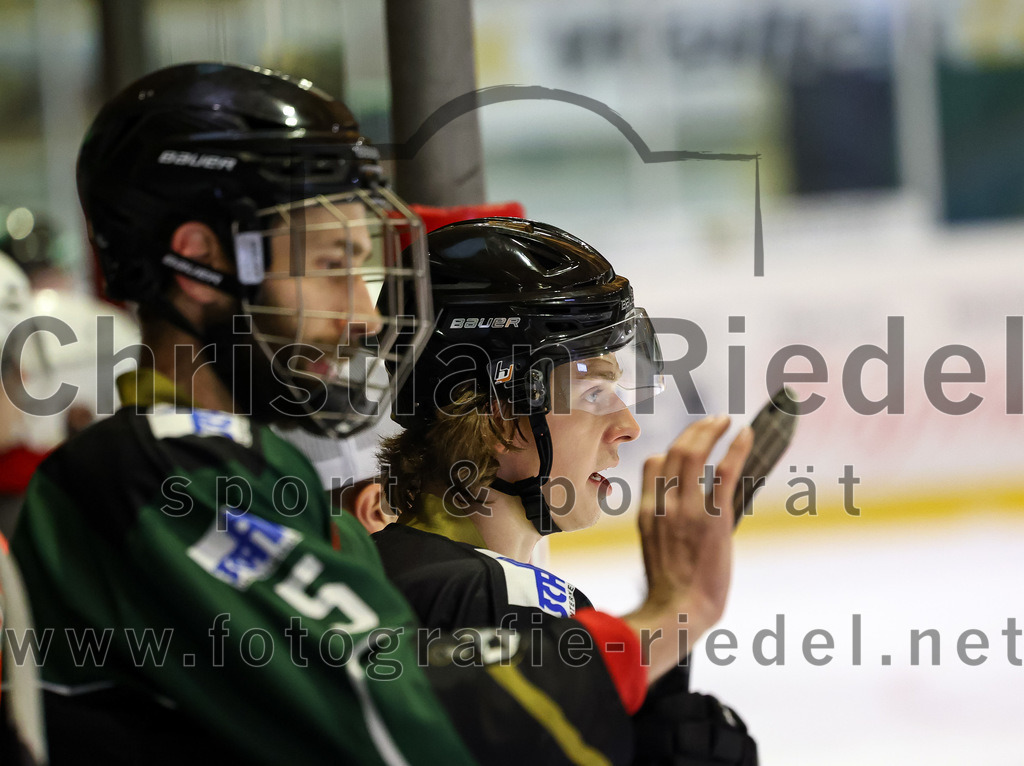 2022-11-20_042_TSV_Erding_gegen_ERSC_Amberg | Erding, Deutschland, 20.11.2022:
Eishockey, Bayernliga 2022 / 2023, 15. Spieltag, TSV Erding gegen ERSC Amberg, Endergebnis: 5:1

Florian Zimmermann (Erding Gladiators, #5), Ryan Murphy (Erding Gladiators, #51)

Foto: Christian Riedel / fotografie-riedel.net