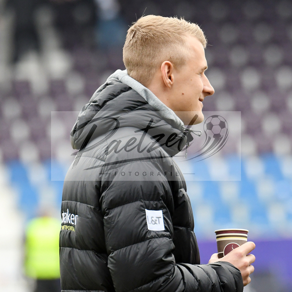 20200208_OSNFCN_0009 | Fußball, Herren: Lukas Gugganig (VfL Osnabrueck) schaut waehrend des Spiels der 2. Bundesliga zwischen VfL Osnabrueck und 1. FC Nuernberg im Stadion an der Bremer Bruecke am 08.02.2020 in Osnabrueck, Deutschland.DFB / DFL REGULATIONS PROHIBIT ANY USE OF PHOTOGRAPHS AS IMAGE SEQUENCES AND/OR QUASI-VIDEO. - Realisiert mit Pictrs.com