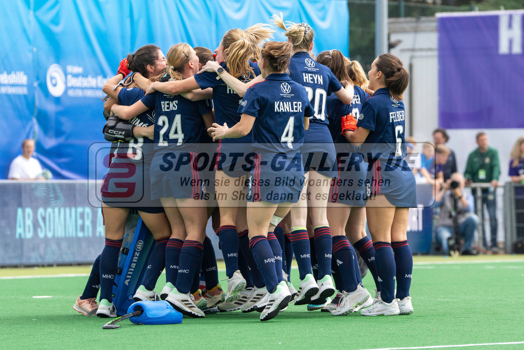 Final4_20240518-1322-0168 | Bonn, Deutschland, 18.05.2024: Lisa Schneider (Mannheimer HC), Lucia Jimenez Vicenter (Mannheimer HC), Agustina Habif (Mannheimer HC) in Aktion waehrend des Spiels der Deutsche Feldhockey-Meisterschaften 2024 zwischen Final 4 Damen Rot Weiss Köln - Mannheimer HC im Bonner THV am 18.05.2024 in Bonn, Deutschland. (Foto von Stephan Fehrmann)

Bonn, Germany, 18.05.2024: Lisa Schneider (Mannheimer HC), Lucia Jimenez Vicenter (Mannheimer HC), Agustina Habif (Mannheimer HC) in action during the game of Deutsche Feldhockey-Meisterschaften 2024 between Final 4 Damen Rot Weiss Köln - Mannheimer HC in Bonner THV at 18.05.2024 in Bonn, Deutschland. (Foto from Stephan Fehrmann)