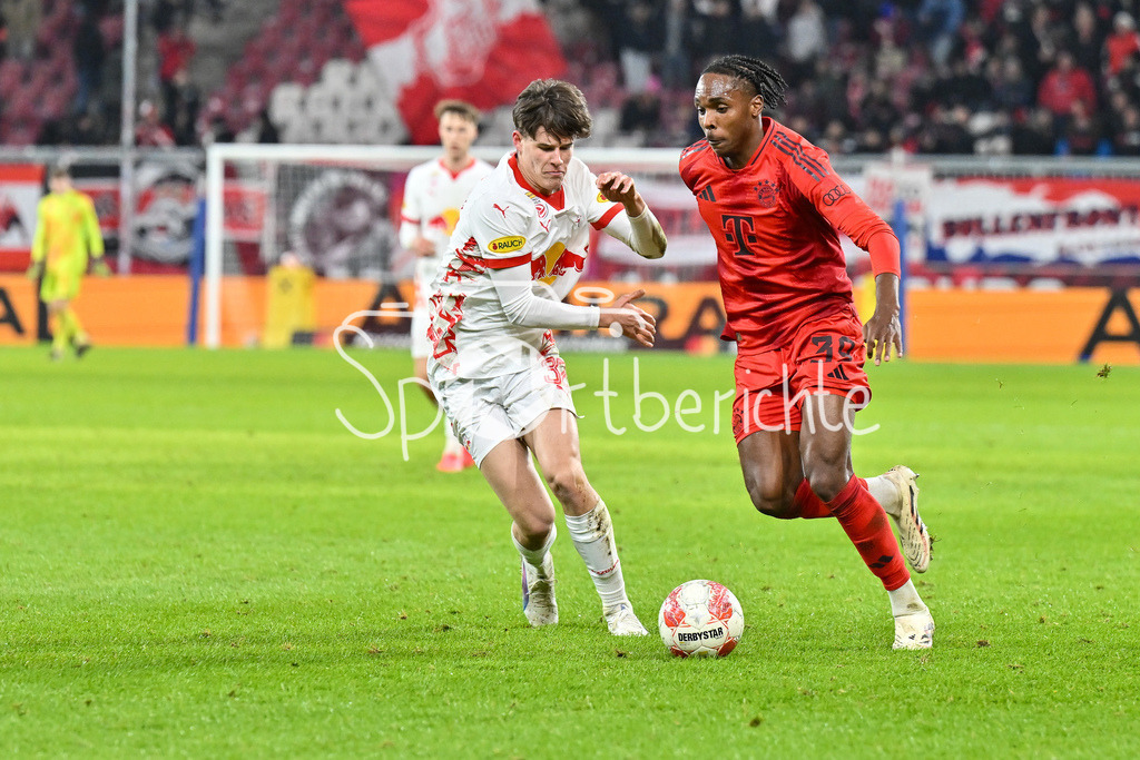 RB Salzburg - FC Bayern München | Im Duell Zeteny JANO (RB Salzburg 32) und Mathys TEL (FC Bayern Muenchen 39) / Zweikampf / Testspiel: RB Salzburg - FC Bayern Muenchen, Red Bull Arena am 06.01.2025