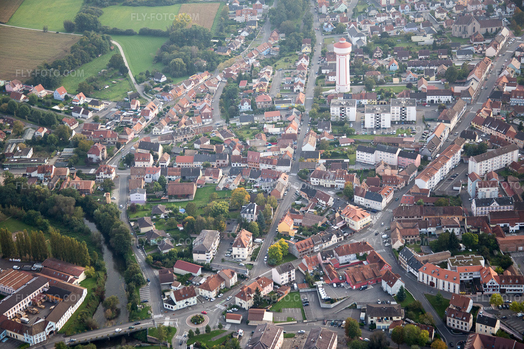 Aerial view: View of the town in Oberhoffen-sur-Moder in the state Bas-Rhin, France. – Photo: IMG_074301.jpg taken on 10/04/2014 by Werner Riehm/FLY-FOTO.com – Resolution of the original: 5472 x 3648 px