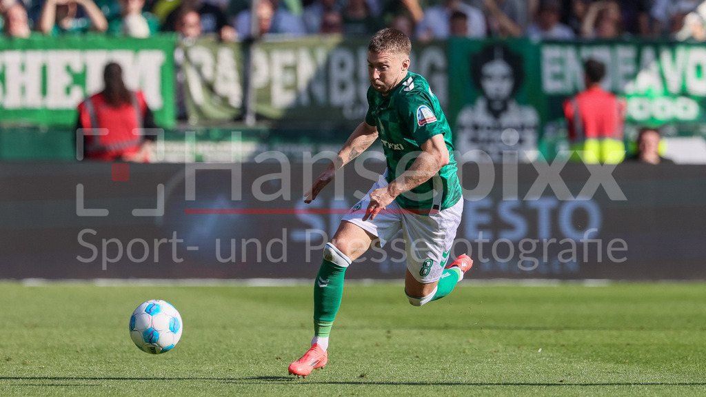 Fussball, Bundesliga, SV Werder Bremen - FC Bayern München | v.li.: Mitchell Weiser (SV Werder Bremen, 8) am Ball, Freisteller, Einzelbild, Ganzkörper, Aktion, Action, Spielszene, DIE DFL-RICHTLINIEN UNTERSAGEN JEGLICHE NUTZUNG VON FOTOS ALS SEQUENZBILDER UND/ODER VIDEOÄHNLICHE FOTOSTRECKEN. DFL REGULATIONS PROHIBIT ANY USE OF PHOTOGRAPHS AS IMAGE SEQUENCES AND/OR QUASI-VIDEO.