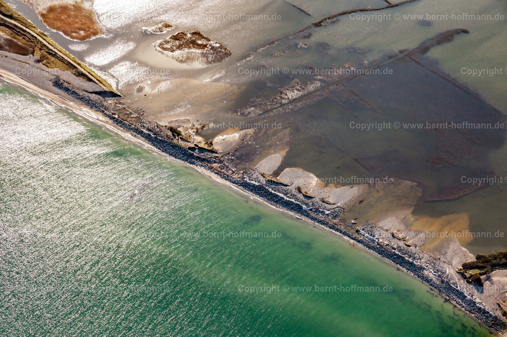 PLB_6501mod_Geltinger-Birk_Deichbruch | LUFTBILD. Deichbruch am Ostufer der Geltinger Birk. __ Auf einer Länge von gut 800 Metern brach ein Schutzdeich. Das Ostsee- Meerwasser überflutete die Landschaft großflächig. Der Rad- und Wanderweg wurde zerstört. - Realisiert mit Pictrs.com