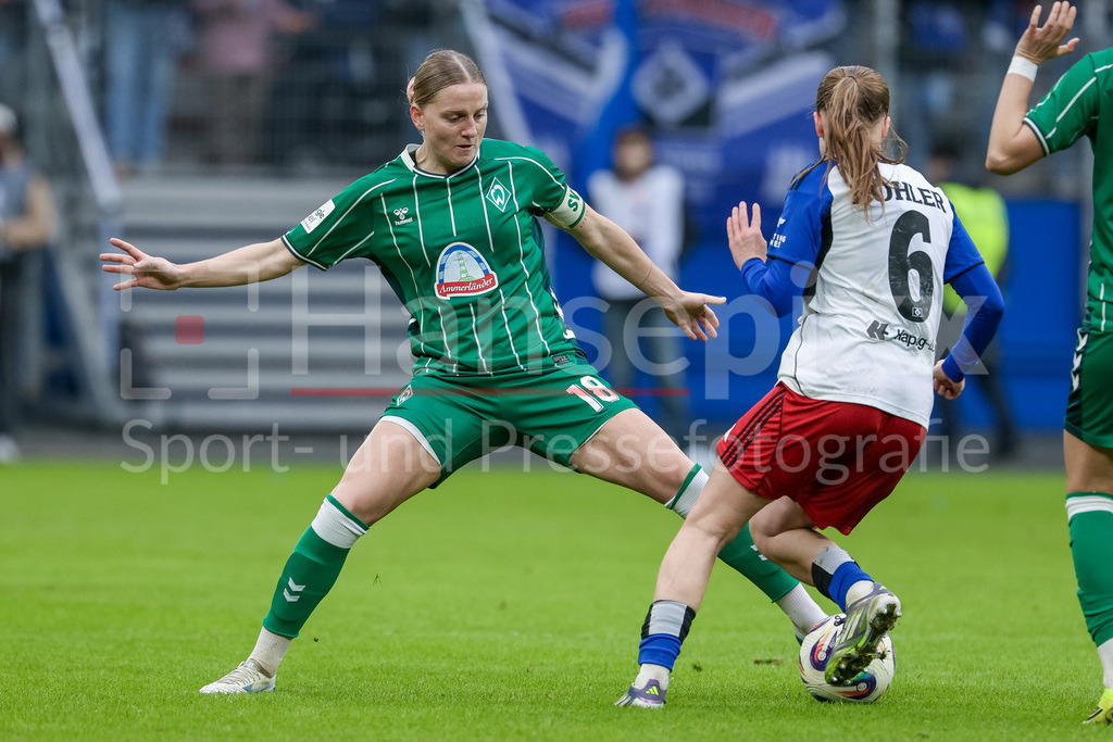 Fussball, Google Pixel Frauen-Bundesliga, Hamburger SV - SV Werder Bremen | v.li.: Lina Hausicke (SV Werder Bremen, 18) und Annaleen Böhler (Hamburger SV, HSV, 6) im Zweikampf, Duell, Dynamik, Aktion, Action, Spielszene, DIE DFB-RICHTLINIEN UNTERSAGEN JEGLICHE NUTZUNG VON FOTOS ALS SEQUENZBILDER UND/ODER VIDEOÄHNLICHE FOTOSTRECKEN. DFB REGULATIONS PROHIBIT ANY USE OF PHOTOGRAPHS AS IMAGE SEQUENCES AND/OR QUASI-VIDEO.