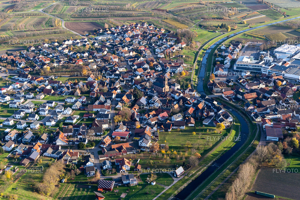 Ortschaft an den Fluss- Uferbereichen der Rench in Stadelhofen | Luftbild: Ortschaft an den Fluss- Uferbereichen der Rench in Stadelhofen im Ortsteil Stadelhofen in Oberkirch im Bundesland Baden-Württemberg in Deutschland. Foto: IMG_119922.jpg vom 30.11.2019 durch Werner Riehm/FLY-FOTO.de - Realisiert mit Pictrs.com