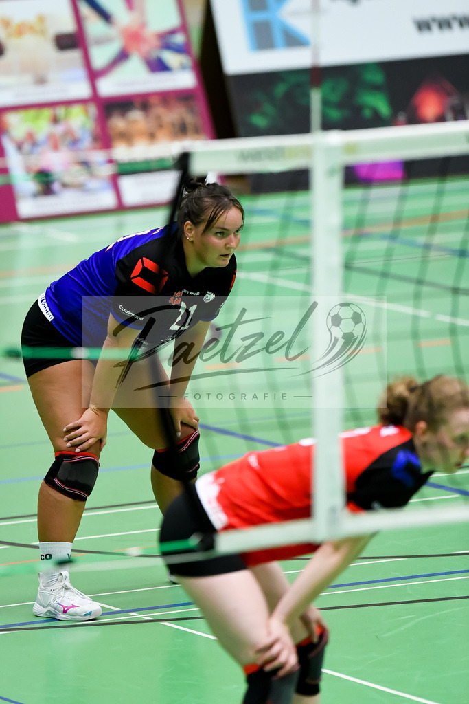 VCOBWA20211106_117 | Volleyball, Frauen:   bei dem Spiel der 3. Liga West zwischen VC Osnabrueck und SV BW Aasee in der Schlosswallhalle am 06.11.2021 in Osnabrueck, Deutschland. - Realisiert mit Pictrs.com