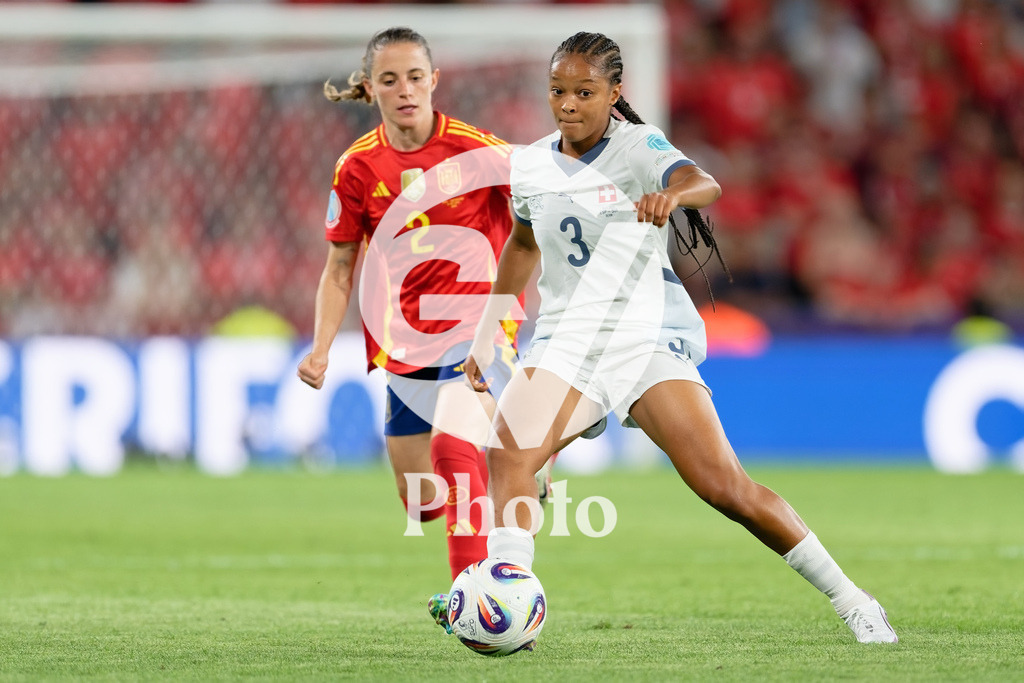 Spain v Switzerland - UEFA Women's EURO 2025 Quarter-Final | BERN, SWITZERLAND - JULY 18: Leila Wandeler of Switzerland (R) controls the ball under pressure from Ona Batlle of Spain (L)  during the UEFA Women's EURO 2025 Quarter-Final match between Spain v Switzerland at Stadion Wankdorf on July 18, 2025 in Bern, Switzerland. (Photo by Giuseppe Velletri/Sports Press Photo/Getty Images)