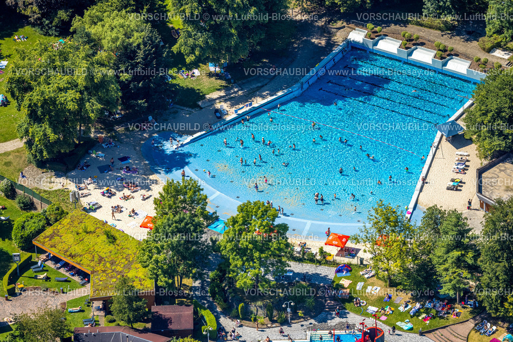 Dortmund240801076Freibad_Wischlingen | Luftbild, Freibad im Revierpark Wischlingen, Schwimmbecken und Solebad, Badegäste im Wellenbecken und auf Strandliegen, Dorstfeld, Dortmund, Ruhrgebiet, Nordrhein-Westfalen, Deutschland