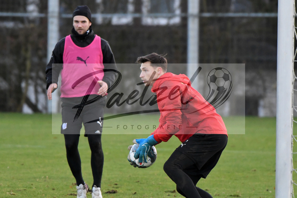 20200121_TRAOSN_0030 | Fußball, Herren: Torhüter Nils Körber (VfL Osnabrück) in Aktion, am Ball, Einzelaktion beim Training des VfL Osnabrück am 21.01.2020 im Sportpark Illoshöhe in Osnabrück, Deutschland.(Foto von Nico Paetzel) - Realisiert mit Pictrs.com