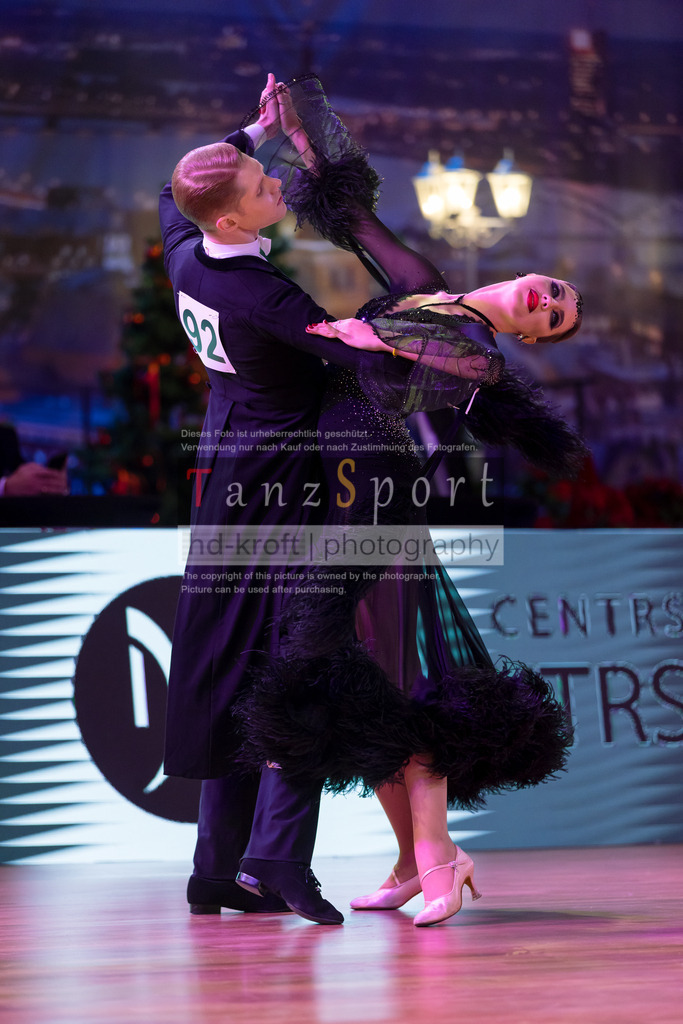 20241215_WDSF_Int_Open_Std-Riga-9238 | Tanzsportbilder, Standardtanz, Lateintanz, WDSF, DTV, LTVB, dancecomp, goc, hessen tanzt, blaues band der spree, walzer, tango, wiener walzer, slowfox, quickstepp, samba, rumba, cha-cha-cha, paso doble. jive, hd-kroft photography, turniertanzsport