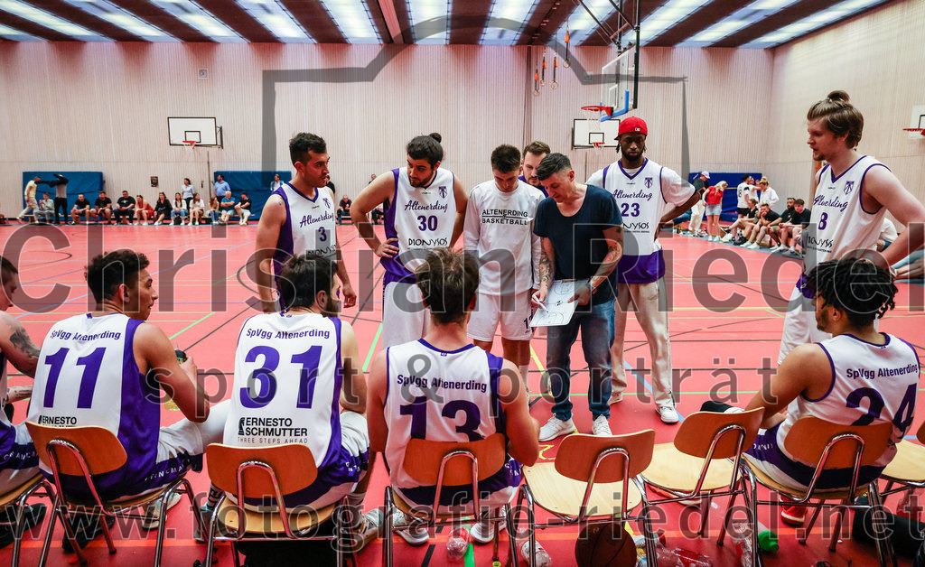 2022-05-15_131_SpVgg_Altenerding_gegen_TSV_Muenchen-Forstenried | Erding, Deutschland, 15.05.2022:
Basketball, Bezirksliga 2021 / 2022, Play-Offs, SpVgg Altenerding gegen TSV München-Forstenried, Endergebnis: 55:57

Luis Winkler (SpVgg Altenerding, #11), Laris Drusko (SpVgg Altenerding, #3), Sasa Sukovic (SpVgg Altenerding, #31), Leonhard Luna Stein (SpVgg Altenerding, #30), Jonah Timothy Richardson (SpVgg Altenerding, #13), Trainer Christos Takis Paraschidis (SpVgg Altenerding), Kristof Vadasz (SpVgg Altenerding, #8), Justin Ledbetter (SpVgg Altenerding, #24)

Foto: Christian Riedel / fotografie-riedel.net
