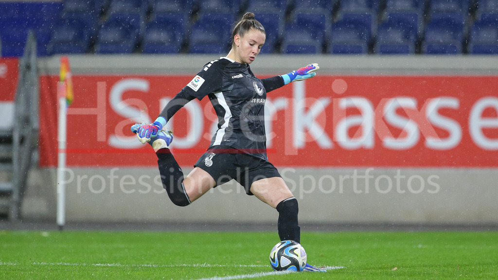 Fussball, Google Pixel Frauen-Bundesliga, MSV Duisburg - SV Werder Bremen | v.li.: Ena Mahmutovic (Torhüterin, Torwart, MSV Duisburg, 1) am Ball, Freisteller, Einzelbild, Ganzkörper, Aktion, Action, Spielszene, DIE DFB-RICHTLINIEN UNTERSAGEN JEGLICHE NUTZUNG VON FOTOS ALS SEQUENZBILDER UND/ODER VIDEOÄHNLICHE FOTOSTRECKEN. DFB REGULATIONS PROHIBIT ANY USE OF PHOTOGRAPHS AS IMAGE SEQUENCES AND/OR QUASI-VIDEO.