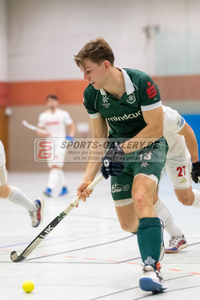 SFE_20240113_0081 | Mülheim, Deutschland, 13.01.2024: Henrik Mertgens (Uhlenhorst Mülheim) in Aktion waehrend des Spiels der Halle 1. Bundesliga Herren zwischen Uhlenhorst Mülheim vs Rot-Weiss Köln im Sporthalle Lehnerstr. (HTCU) am 13.01.2024 in Mülheim, Deutschland. (Foto von Stephan Fehrmann)

Mülheim, Germany, 13.01.2024: Henrik Mertgens (Uhlenhorst Mülheim) in action during the game of Halle 1. Bundesliga Herren between Uhlenhorst Mülheim vs Rot-Weiss Köln in Sporthalle Lehnerstr. (HTCU) at 13.01.2024 in Mülheim, Deutschland. (Foto von Stephan Fehrmann)