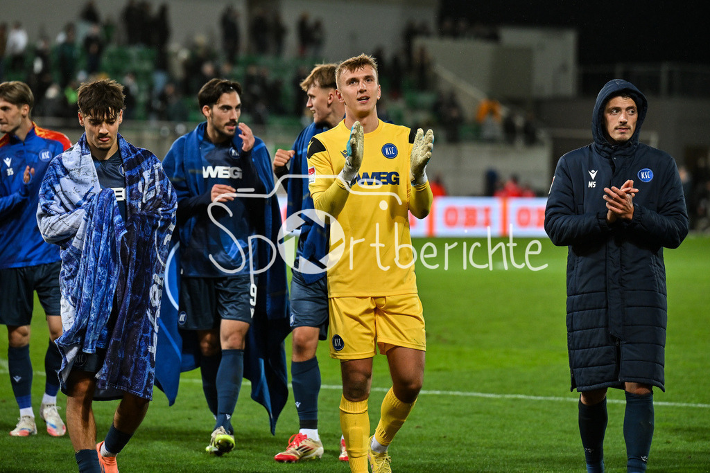 SpVgg Greuther Fürth - Karlsruher SC | FUERTH, GERMANY - OCTOBER 24: the team of Karsluhe - Hans Chrisitan BERNAT (Karslruher 1) - celebtrating with the fans after the 2. bundesliga match between SpVgg Greuther Fuerth vs. Karlsruher SC on matchday 10 at Sportpark Ronhof Thomas Sommer on October 24, 2025 in Fuerth, Germany / DFL REGULATIONS PROHIBIT ANY USE OF PHOTOGRAPHS AS IMAGE SEQUENCES AND/OR QUASI-VIDEO