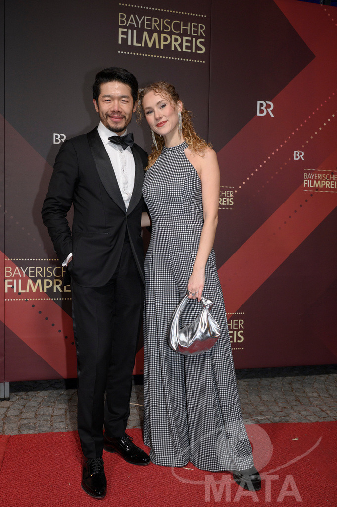 _DWI4918 | Yung Ngo und Pauline Angert bei der Verleihung des 47. Bayerischen Filmpreises 2026  im Prinzregententheater. München, Deutschland. Der Bayerische Filmpreis wird seit 1979 von der Bayerischen Staatsregierung verliehen, um die Bedeutung des Kinofilms als Kulturgut herauszustellen - Realisiert mit Pictrs.com