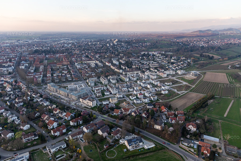 Luftbild: Baustelle eines Neubau- Wohngebietes der Reihenhaus- Siedlung Im Seidenfaden in Offenburg im Bundesland Baden-Württemberg in Deutschland. Foto: IMG_120436.jpg vom 17.03.2020 durch Werner Riehm/FLY-FOTO.de