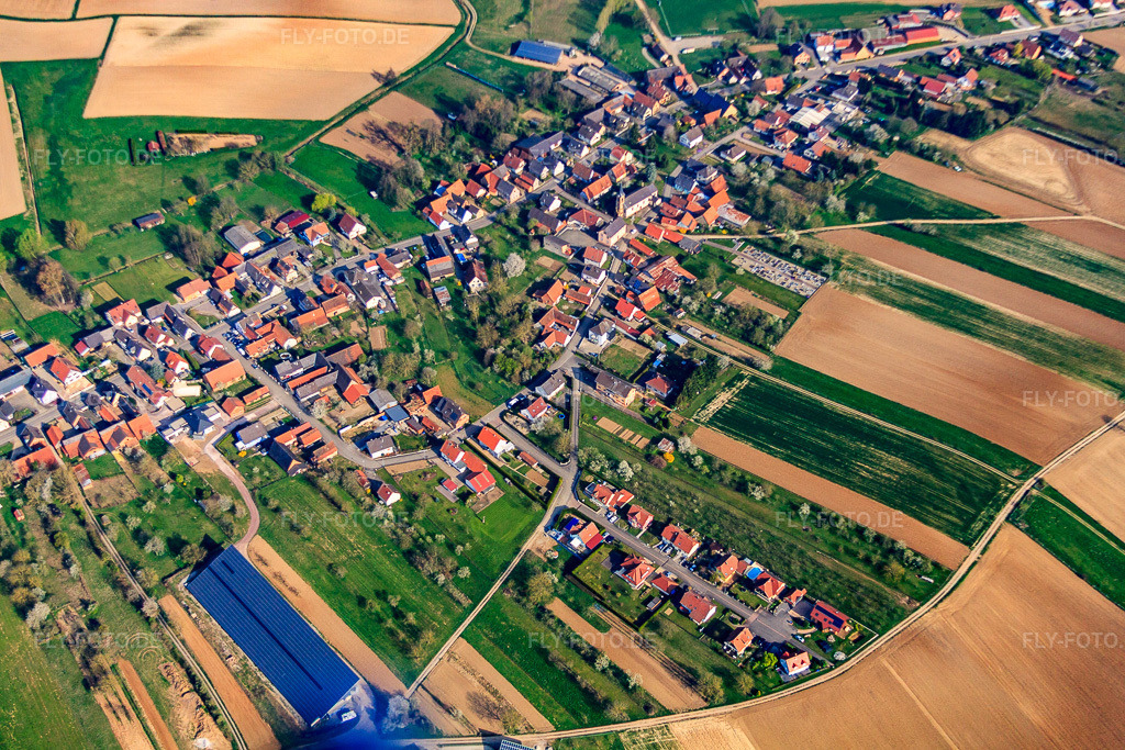 Luftbild: Dorfübersicht aus Süden in Siegen im Bundesland Bas-Rhin in Frankreich. – Foto: IMG_63822.jpg vom 30.03.2014 durch Werner Riehm/FLY-FOTO.de – Auflösung des Originals: 4752 x 3168 px