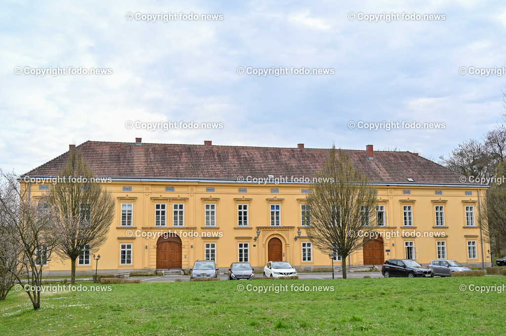 Kleinmünchen_ 25.03.2023-11 | 25.03.2023, Kleinmuenchen Linz, AUT, 100 Jahre Kleinmuenchen bei Linz, im Bild Steinbruckmühle / Das Grillmayr Schlößl ist eine ehemalige Fabrikantenvilla im Linzer Stadtteil Kleinmünchen. Sie bildete zusammen mit dem benachbarten Arbeiterwohnhaus und den Fabrikhallen der Spinnerei (heute Linz Textil) ein Ensemble. Das Grillmayer Schlößl steht unter Denkmalschutz. Quelle: Wikipedia