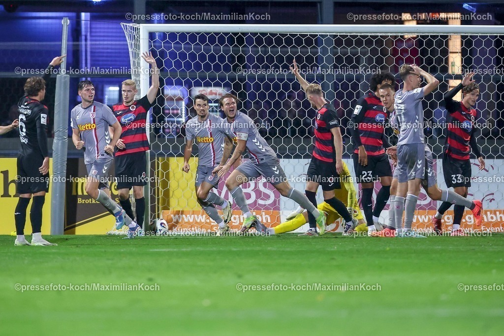 FCVK29082501196 | 29.08.2025, Fußball, FC Viktoria Köln – SSV Jahn Regensburg, 3.Liga, Sportpark Höhenberg, Saison 2025 2026: Verwirrung kurz vor Schluss - Schiedsrichter Assad Nouhoum zeigt an - kein Tor für Jahn Regensburg DFB regulations prohibit any use of photographs as image sequences and or quasi-video.