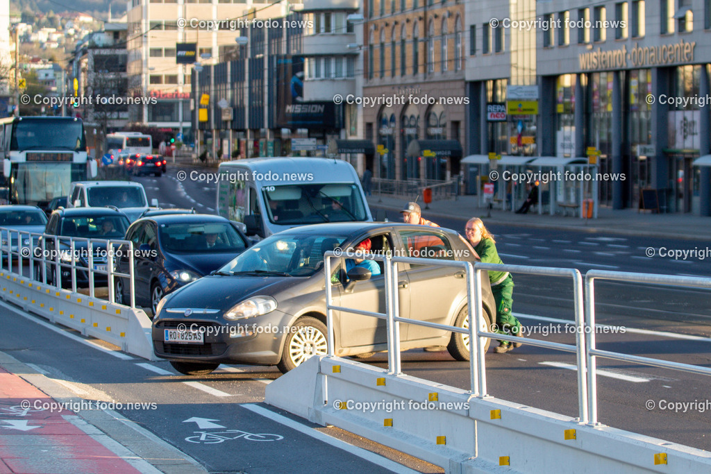 Linz_ Verkehr_ 07.04.2025-5 | 07.04.2025, LINZ, AUT, im Bild Themenbild, Verkehr, Stau, KFZ, Bruecke, Nibelungenbruecke, Auto, Montag, Fruehverkehr, Radweg, Radfahrstreifen, Fahrspurverengung, oeffentlicher Verkehr, Bus, Verkehrsverbund, Pendler, Neu, B127, defektes Fahrzeug, anschieben