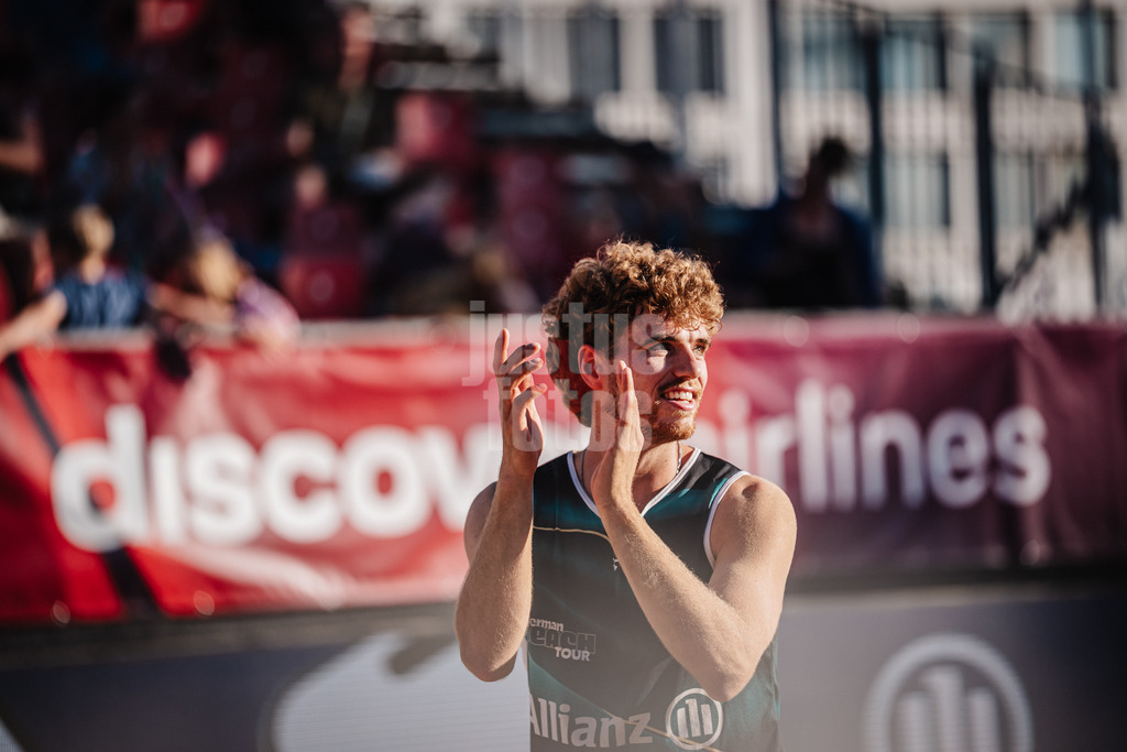 Beachvolleyball | Männer | Allianz German Beach Tour 2025 | Tourstop Berlin | 21.08.2025 | Luis Henrichs applaudiert den Fans nach dem Sieg