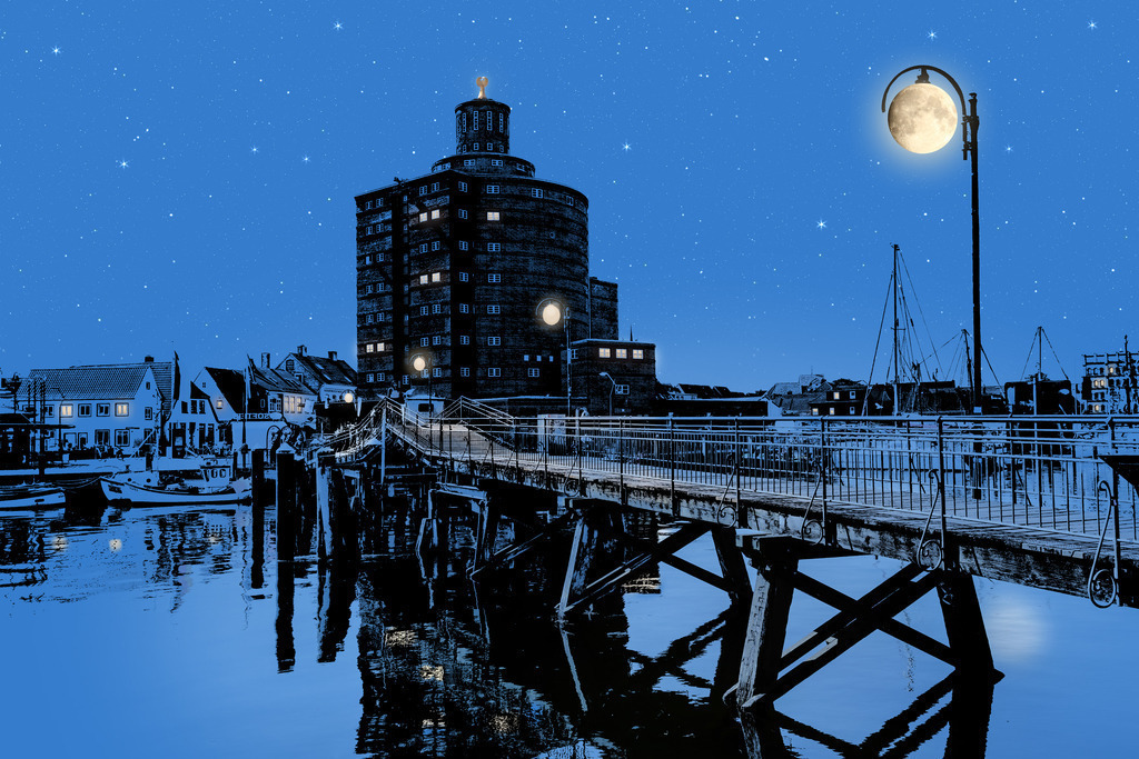 Photoart Moonlight: Fußgängerbrücke am Hafen in Eckernförde | Dieses Wandbild im Querformat zeigt eine künstlerische Interpretation vom Eckernförder Hafen bei Nacht. In der Mitte des Bildes ist das Rundsilo sowie die Fußgängerbrücke über den Hafen zu sehen. Die Laternen an der Fußgängerbrücke sind beleuchtet. Im Vordergrund ist eine leere Laternenhalterung zu sehen, in der sich als kleine künstlerische Verspieltheit der Vollmond befindet. In den Fenstern der Gebäude ist teilweise Licht zu sehen welches sich auf dem Wasser spiegelt. Am Himmel leuchtet der Vollmond und die Sterne. Dieses Wandbild ist auf dreihundert Exemplare. Somit erhalten Sie ein exklusives Kunstwerk der Ostseeregion. Zudem ist dieses Bild ein Teil der Photoartserie Moonlight in der weitere maritime Orte im Mondlicht gezeigt werden.  - Realisiert mit Pictrs.com