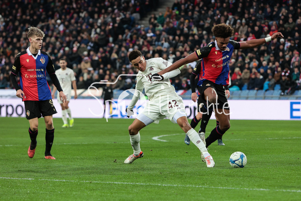 FC Basel - FC Bayern München | Jamal MUSIALA (FCB #42) im Duell mit Renato VEIGA (Basel #40) / Zweikampf