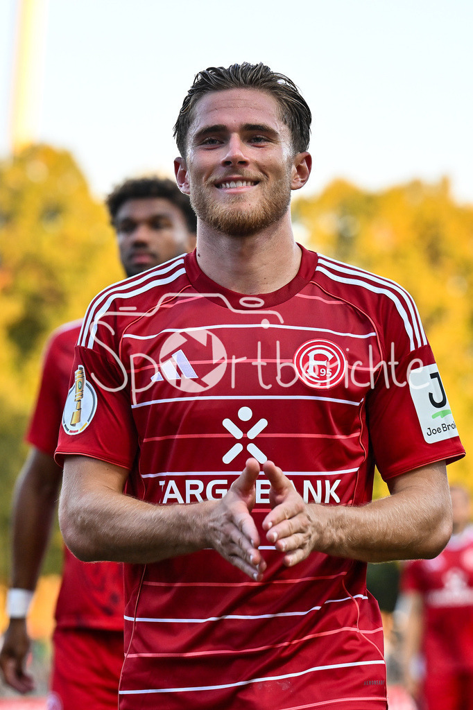 1. FC Schweinfurt 05 - Fortuna Düsseldorf | Die Spieler der Fortuna feiern zusammen mit den Fans den Pokalsieg in Schweinfurt / DFB-Pokal: 1. FC Schweinfurt 05 - Fortuna Düsseldorf; Riedel-Bau Arena am 18.08.2025 / Tim ROSSMANN (Fortuna 21)