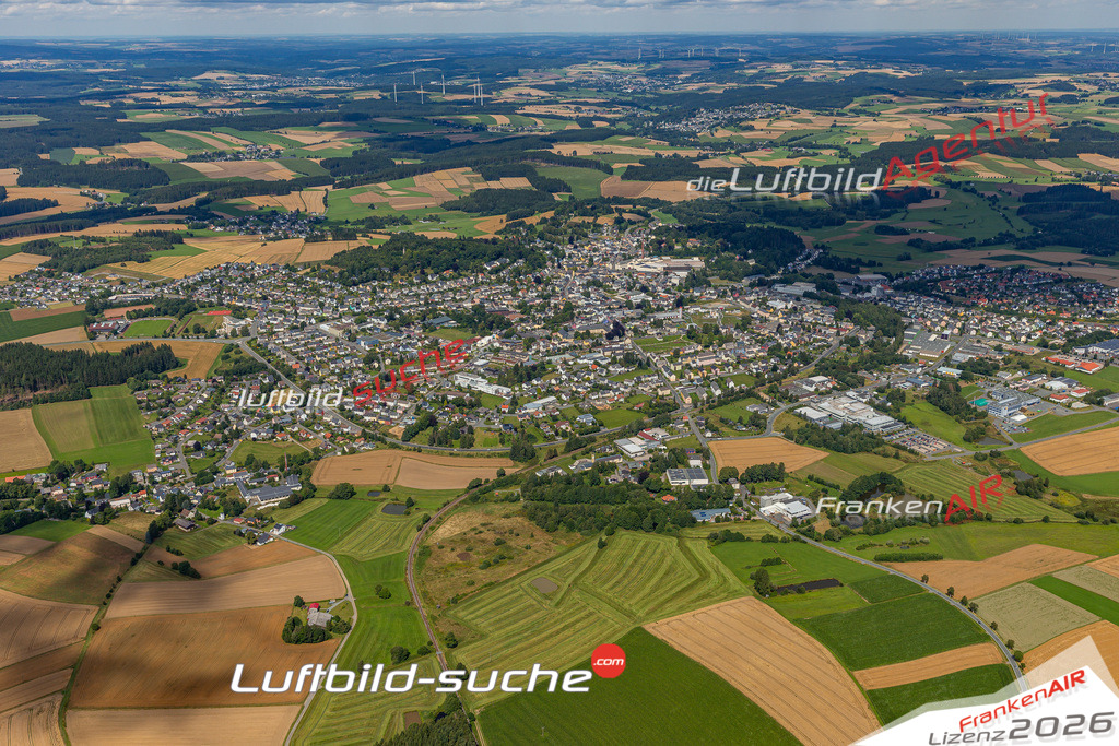 Das Luftbild der Stadt Helmbrechts wurde 2021 vom Flugzeug heraus erstellt (keine Drohne) Aufnahmehöhe ca.450 Meter- hohe Bildauflösung und Druck-Qualität garantiert!