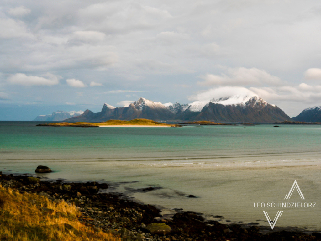 Fotografie_Leo_Schindzielorz_Winter_Norwegen_Lofoten_Fjord_1 | Atmosphärische Landschaftsbilder & Drohnenaufnahmen aus dem Allgäu, Tirol, Südtirol & der Schweiz – ideal für Leinwanddrucke & zur stilvollen Raumgestaltung. - Realisiert mit Pictrs.com