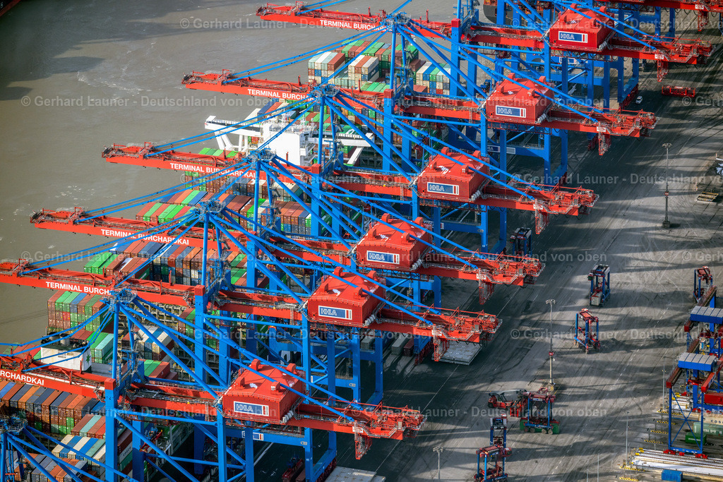4044619 | HAMBURG 14.02.2021 Container und Containerschiffe am Kai der HHLA Logistics Container Terminal Burchhardkai und Waltershofer Hafen im Eurogate Container Terminal des Hamburger Hafens in Hamburg. Weiterführende Informationen bei: EUROGATE GmbH &amp; Co. KGaA, KG,  Hafen Hamburg Marketing e.V. (HHM),  Hamburger Hafen und Logistik Aktiengesellschaft,  hamburg.de GmbH &amp; Co. KG. // Container and container ships at berth HHLA Logistics Container Terminal Burchhardkai and Walter Hofer Euro Gate Container Terminal in the Port of Hamburg harbor in Hamburg. Further information at: EUROGATE GmbH &amp; Co. KGaA, KG,  Hafen Hamburg Marketing e.V. (HHM),  Hamburger Hafen und Logistik Aktiengesellschaft,  hamburg.de GmbH &amp; Co. KG. Foto: Gerhard Launer