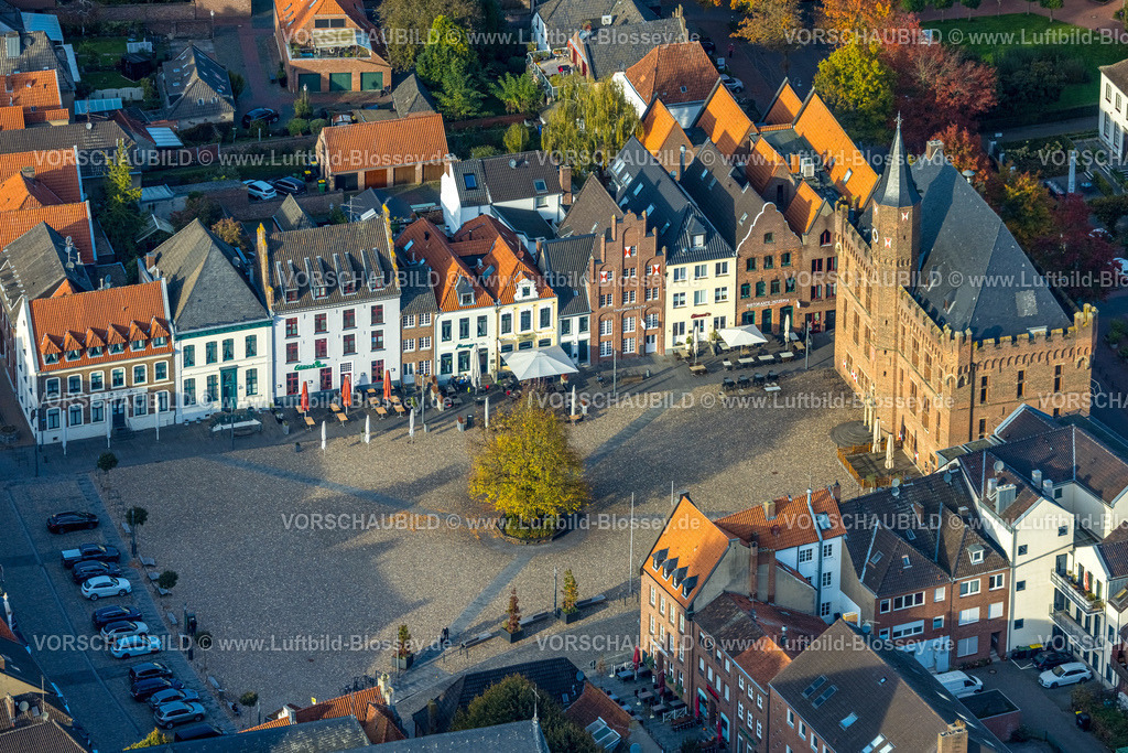 Kalkar241014318 | Luftbild, historische Häuser mit Gastronomie am Marktplatz und Baum im Zentrum, historisches Rathaus, Kalkar, Niederrhein, Nordrhein-Westfalen, Deutschland