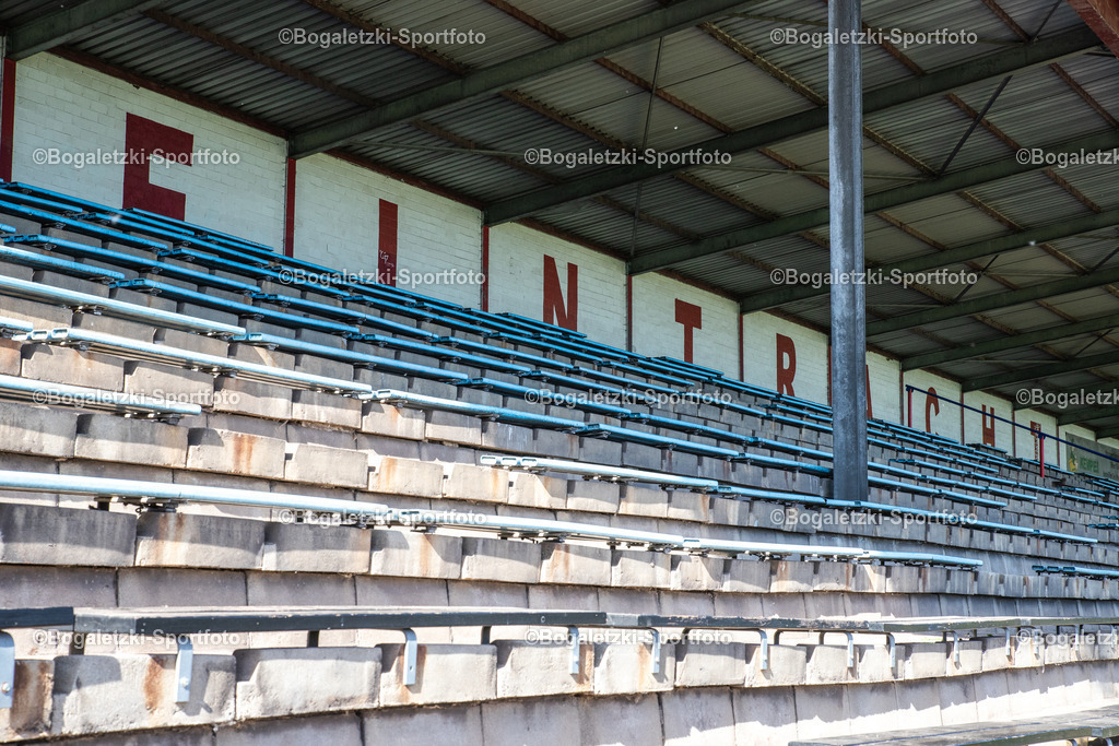 Gelsenkirchen, Germany - September 27, 2026: Südstadion am Haidekamp | Gelsenkirchen, Germany - September 27, 2026: Blick auf die Haupttribüne im Südstadion am Haidekamp - Realisiert mit Pictrs.com