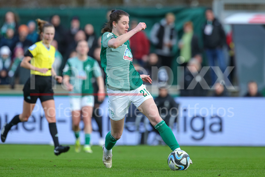 Fussball, Google Pixel Frauen-Bundesliga, SV Werder Bremen - SC Freiburg | v.li.: Chiara Hahn (SV Werder Bremen, 21) am Ball, Einzelbild, Ganzkörper, Aktion, Action, Spielszene, DIE DFB-RICHTLINIEN UNTERSAGEN JEGLICHE NUTZUNG VON FOTOS ALS SEQUENZBILDER UND/ODER VIDEOÄHNLICHE FOTOSTRECKEN. DFB REGULATIONS PROHIBIT ANY USE OF PHOTOGRAPHS AS IMAGE SEQUENCES AND/OR QUASI-VIDEO.