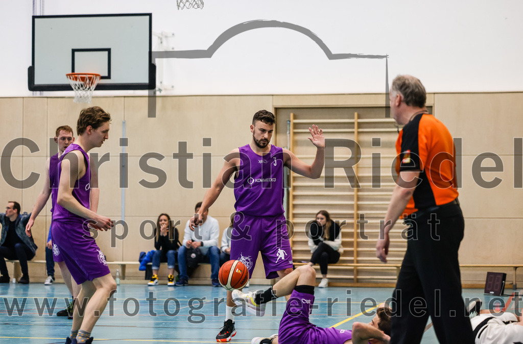 2022-05-01_044_TSV_Vaterstetten_gegen_DJK_Traunstein | Vaterstetten, Deutschland, 01.05.2022:
Basketball, Aufstiegsrunde zur Bayernliga 2021 / 2022, 5. Spieltag, TSV Vaterstetten gegen DJK Traunstein, Endergebnis: 87:79

Roman Orben (DJK Traunstein, #3)

Foto: Christian Riedel / fotografie-riedel.net