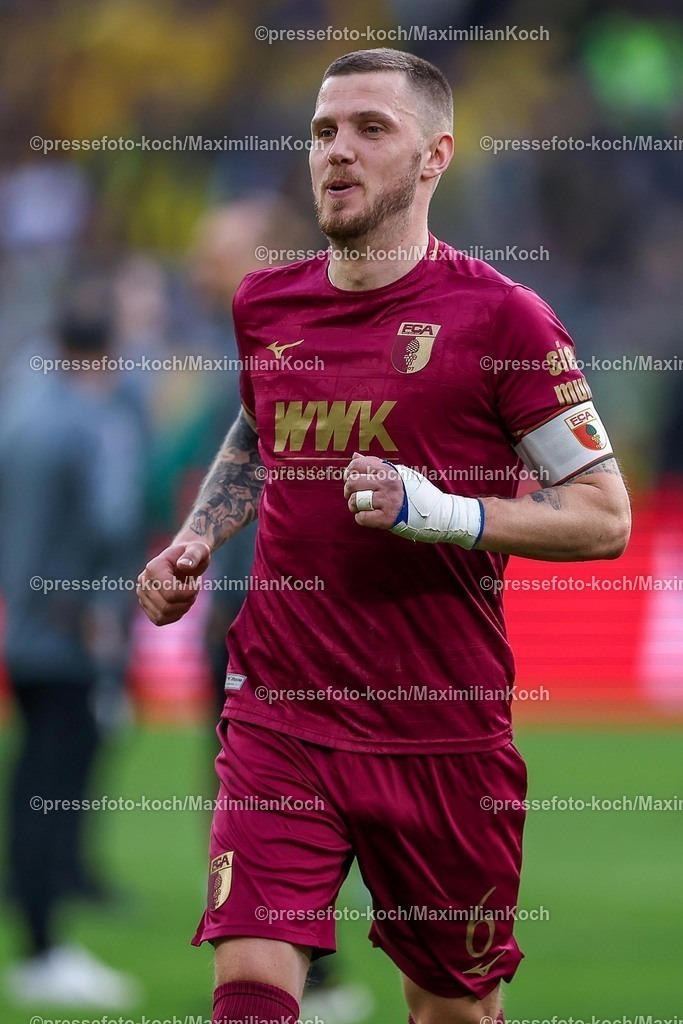 BVB08032502339 | 08.03.2025, Fußball, Borussia Dortmund - FC Augsburg, 1. Fußball Bundesliga, 25. Spieltag, Signal Iduna Park, Saison 2024 2025: Jeffrey Gouweleeuw (FC Augsburg #6)DFB regulations prohibit any use of photographs as image sequences and or quasi-video.